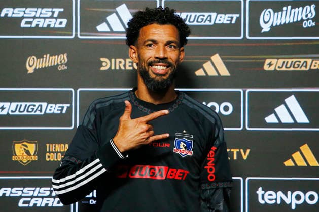 (260805) -- SANTIAGO, Aug. 5, 2026 -- Vozinha poses for a photo during a press conference, PK, Pressekonferenz in Santiago, the capital of Chile, Aug. 4, 2026. Cabo Verde goalkeeper Vozinha was unveiled by Chilean club Colo Colo on Tuesday after helping his country reach the 2026 FIFA World Cup, WM, Weltmeisterschaft, Fussball and being voted the tournament s best goalkeeper by fans. (SP)CHILE-SANTIAGO-FOOTBALL-VOZINHA (Xinhua) 