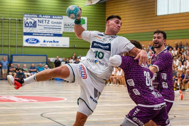 04.08.2026, xovx, Handball Lindencup, HSG Wetzlar - TV Hüttenberg v.l. Josip Simic (HSG Wetzlar), Leif Haack (TV Hüttenberg), Hendrik Schreiber (TV Hüttenberg) Linden Stadthalle Hessen Deutschland (DE) *** August 4, 2026, xovx, Lindencup Handball Tournament, HSG Wetzlar vs. TV Hüttenberg – Josip Simic (HSG Wetzlar), Leif Haack (TV Hüttenberg), Hendrik Schreiber (TV Hüttenberg), Linden Stadthalle, Hesse, Germany, DE