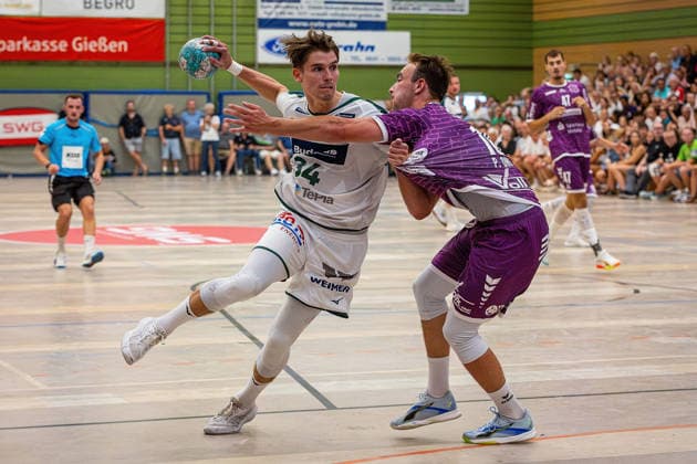 04.08.2026, xovx, Handball Lindencup, HSG Wetzlar - TV Hüttenberg v.l. Paul Kompenhans (HSG Wetzlar), Leif Haack (TV Hüttenberg) Linden Stadthalle Hessen Deutschland (DE) *** August 4, 2026, xovx, Lindencup Handball, HSG Wetzlar vs. TV Hüttenberg, Paul Kompenhans (HSG Wetzlar), Leif Haack (TV Hüttenberg), Linden Stadthalle, Hesse, Germany, DE
