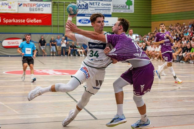 04.08.2026, xovx, Handball Lindencup, HSG Wetzlar - TV Hüttenberg v.l. Paul Kompenhans (HSG Wetzlar), Leif Haack (TV Hüttenberg) Linden Stadthalle Hessen Deutschland (DE) *** August 4, 2026, xovx, Lindencup Handball, HSG Wetzlar vs. TV Hüttenberg, Paul Kompenhans (HSG Wetzlar), Leif Haack (TV Hüttenberg), Linden Stadthalle, Hesse, Germany, DE