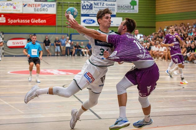 04.08.2026, xovx, Handball Lindencup, HSG Wetzlar - TV Hüttenberg v.l. Paul Kompenhans (HSG Wetzlar), Leif Haack (TV Hüttenberg) Linden Stadthalle Hessen Deutschland (DE) *** August 4, 2026, xovx, Lindencup Handball, HSG Wetzlar vs. TV Hüttenberg, Paul Kompenhans (HSG Wetzlar), Leif Haack (TV Hüttenberg), Linden Stadthalle, Hesse, Germany, DE