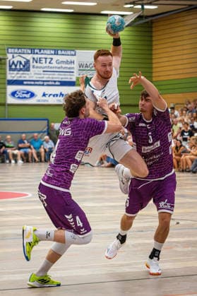 04.08.2026, xovx, Handball Lindencup, HSG Wetzlar - TV Hüttenberg v.l. David Sehnke (TV Hüttenberg), Tomas Piroch (HSG Wetzlar), Torsten Anselm (TV Hüttenberg) Linden Stadthalle Hessen Deutschland (DE) *** August 4, 2026, xovx, Lindencup Handball, HSG Wetzlar vs. TV Hüttenberg – David Sehnke (TV Hüttenberg), Tomas Piroch (HSG Wetzlar), Torsten Anselm (TV Hüttenberg), Linden Stadthalle, Hesse, Germany, DE
