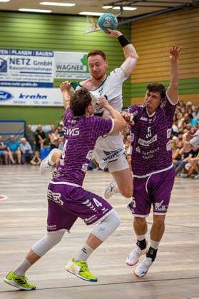04.08.2026, xovx, Handball Lindencup, HSG Wetzlar - TV Hüttenberg v.l. David Sehnke (TV Hüttenberg), Tomas Piroch (HSG Wetzlar), Torsten Anselm (TV Hüttenberg) Linden Stadthalle Hessen Deutschland (DE) *** August 4, 2026, xovx, Lindencup Handball, HSG Wetzlar vs. TV Hüttenberg – David Sehnke (TV Hüttenberg), Tomas Piroch (HSG Wetzlar), Torsten Anselm (TV Hüttenberg), Linden Stadthalle, Hesse, Germany, DE