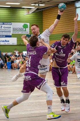 04.08.2026, xovx, Handball Lindencup, HSG Wetzlar - TV Hüttenberg v.l. David Sehnke (TV Hüttenberg), Tomas Piroch (HSG Wetzlar), Torsten Anselm (TV Hüttenberg) Linden Stadthalle Hessen Deutschland (DE) *** August 4, 2026, xovx, Lindencup Handball, HSG Wetzlar vs. TV Hüttenberg – David Sehnke (TV Hüttenberg), Tomas Piroch (HSG Wetzlar), Torsten Anselm (TV Hüttenberg), Linden Stadthalle, Hesse, Germany, DE