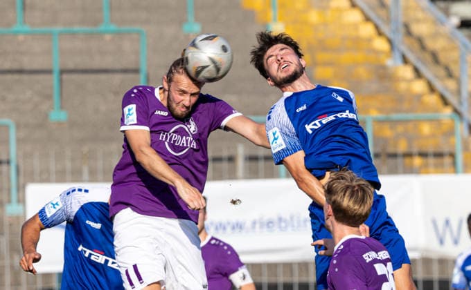 Kampf um den Ball zwischen Rasmus Fackler-Stamm (TSV Schwaben Augsburg 11, li.) und Denis Milic (FVI); TSV Schwaben Augsburg - FV Illertissen, Toto-Pokal *** A battle for the ball between Rasmus Fackler (TSV Schwaben Augsburg 11, left) and Denis Milic (FVI TSV Schwaben Augsburg FV Illertissen), Toto Cup