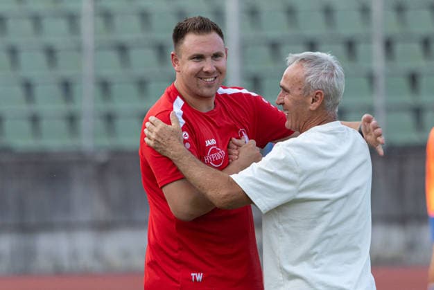 Jubel nach dem 2:0, Roland Bahl (Co.-Trainer TSV Schwaben Augsburg) mit Tobias Weber (Torwarttrainer TSV Schwaben Augsburg, li.); TSV Schwaben Augsburg - FV Illertissen, Toto-Pokal *** Celebrations after the 2-0 win: Roland Bahl, assistant coach of TSV Schwaben Augsburg, with Tobias Weber, goalkeeper coach of TSV Schwaben Augsburg; left: TSV Schwaben Augsburg vs. FV Illertissen, Toto Cup