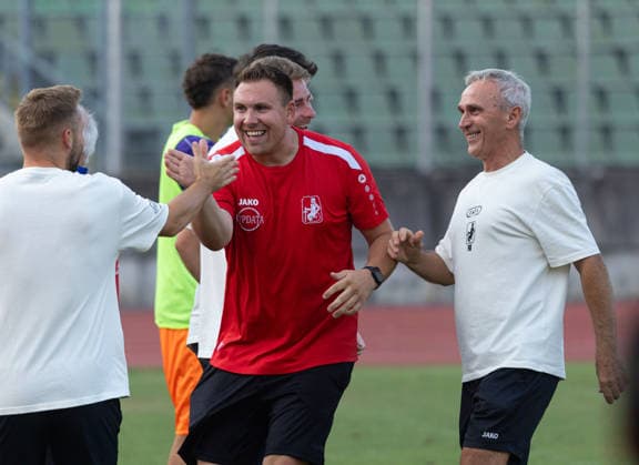 Jubel nach dem 2:0, Roland Bahl (Co.-Trainer TSV Schwaben Augsburg, re.), Tobias Weber (Torwarttrainer TSV Schwaben Augsburg), Marco Zupur (Trainer, Spielertrainer TSV Schwaben Augsburg, li.); TSV Schwaben Augsburg - FV Illertissen, Toto-Pokal *** Celebrations after the 2-0 win: Roland Bahl, assistant coach of TSV Schwaben Augsburg (right); Tobias Weber, goalkeeper coach of TSV Schwaben Augsburg; Marco Zupur, head coach and player-coach of TSV Schwaben Augsburg (left); TSV Schwaben Augsburg vs. FV Illertissen; Toto Cup