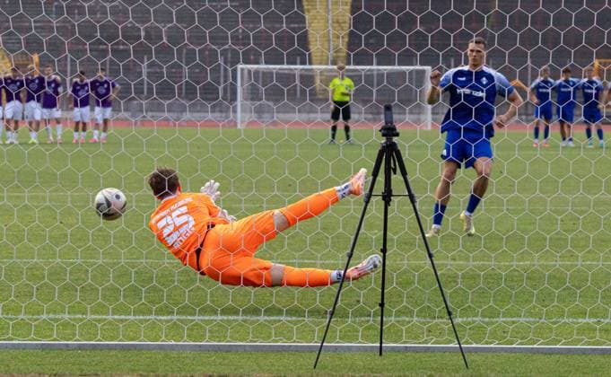 Elfmeterschießen: Elias Rogg (Torwart TSV Schwaben Augsburg) hält gegen Elidon Qenaj (FVI); TSV Schwaben Augsburg - FV Illertissen, Toto-Pokal *** Penalty shootout: Elias Rogg, goalkeeper for TSV Schwaben Augsburg, makes a save against Elidon Qenaj of FVI TSV Schwaben Augsburg vs. FV Illertissen, Toto Cup
