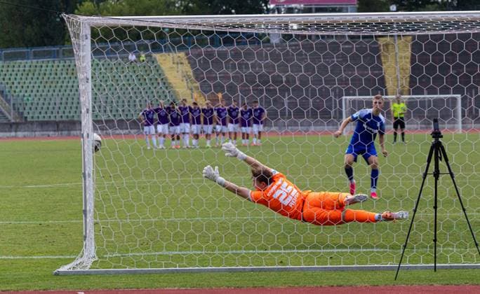 Elfmeter-Schießen: Alessio Hasler (FVI) vergibt, trifft den Pfosten, Elias Rogg (Torwart TSV Schwaben Augsburg); TSV Schwaben Augsburg - FV Illertissen, Toto-Pokal *** Penalty shootout: Alessio Hasler (FVI) misses, hits the post; Elias Rogg (goalkeeper, TSV Schwaben Augsburg); TSV Schwaben Augsburg vs. FV Illertissen; Toto Cup