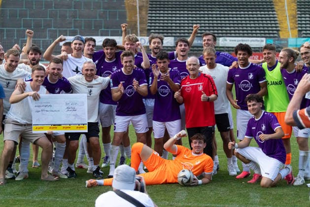 Schlußjubel der Schwaben nach dem gewonnenen Elfmeterschießen, Marco Greisel (TSV Schwaben Augsburg) mit dem Sieger-Scheck); TSV Schwaben Augsburg - FV Illertissen, Toto-Pokal *** The Schwaben players celebrate after winning the penalty shootout; Marco Greisel of TSV Schwaben Augsburg holds the winner s check; TSV Schwaben Augsburg vs. FV Illertissen, Toto Cup