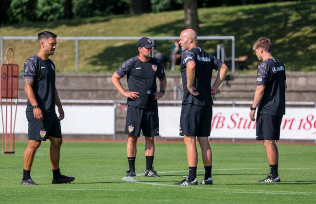 05.08.2026, Deutschland, Grassau, Fußball Bundesliga, Saison 2026 2027, Trainingslager VfB Stuttgart, v.l. Co-Trainer Malik Fathi, Trainer Sebastian Hoeneß, Standard-Trainer Philip Kipp, Co-Trainer David Krecidlo *** August 5, 2026, Germany, Grassau, Bundesliga, 2026–2027 season, VfB Stuttgart training camp; from left: Assistant Coach Malik Fathi, Head Coach Sebastian Hoeneß, Set-Piece Coach Philip Kipp, Assistant Coach David Krecidlo