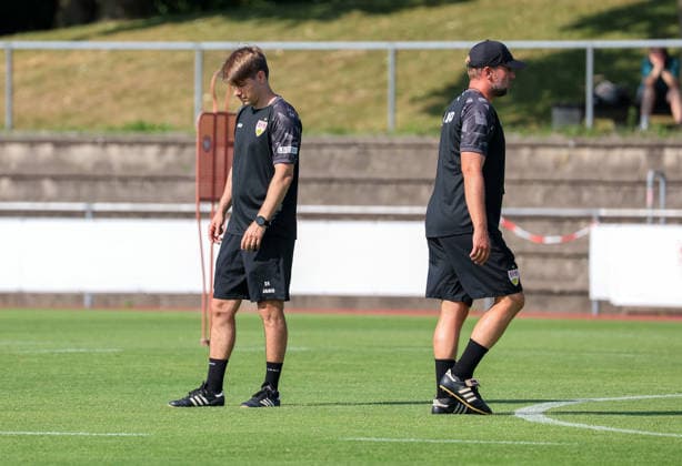05.08.2026, Deutschland, Grassau, Fußball Bundesliga, Saison 2026 2027, Trainingslager VfB Stuttgart, v.l. Trainer Sebastian Hoeneß, Co-Trainer David Krecidlo, Trainer Sebastian Hoeneß *** August 5, 2026, Germany, Grassau, Bundesliga, 2026–2027 season, VfB Stuttgart training camp, from left: Head Coach Sebastian Hoeneß, Assistant Coach David Krecidlo, Head Coach Sebastian Hoeneß