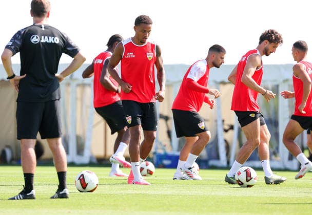 05.08.2026, Deutschland, Grassau, Fußball Bundesliga, Saison 2026 2027, Trainingslager VfB Stuttgart, Nikolas Nartey, Deniz Undav, Atakan Karazor *** August 5, 2026, Germany, Grassau, Bundesliga, 2026–2027 season, VfB Stuttgart training camp, Nikolas Nartey, Deniz Undav, Atakan Karazor