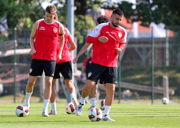 05.08.2026, Deutschland, Grassau, Fußball Bundesliga, Saison 2026 2027, Trainingslager VfB Stuttgart, v.l. Ramon Hendriks, Deniz Undav *** August 5, 2026, Germany, Grassau, Bundesliga, 2026–2027 season, VfB Stuttgart training camp, from left: Ramon Hendriks, Deniz Undav