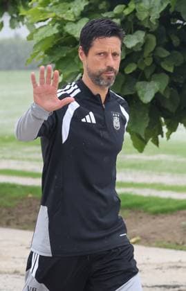 Anderlecht s head coach Vitor Bruno arrives for a training session of Belgian first division soccer team RSC Anderlecht, on Wednesday 05 August 2026 in Anderlecht, in preparation of their upcoming game against Greek PAOK, in the third qualifying round of the UEFA Europa League. VIRGINIExLEFOUR  x182778478x