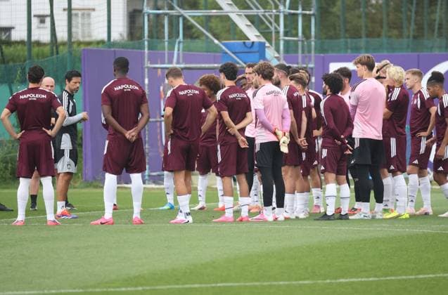 Anderlecht s head coach Vitor Bruno talks to his players during a training session of Belgian first division soccer team RSC Anderlecht, on Wednesday 05 August 2026 in Anderlecht, in preparation of their upcoming game against Greek PAOK, in the third qualifying round of the UEFA Europa League. VIRGINIExLEFOUR  x182778496x