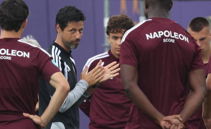 Anderlecht s head coach Vitor Bruno talks to his players during a training session of Belgian first division soccer team RSC Anderlecht, on Wednesday 05 August 2026 in Anderlecht, in preparation of their upcoming game against Greek PAOK, in the third qualifying round of the UEFA Europa League. VIRGINIExLEFOUR  x182778502x