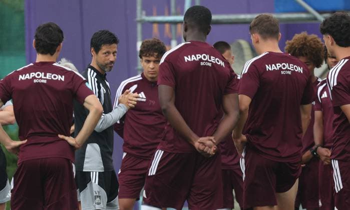Anderlecht s head coach Vitor Bruno talks to his players during a training session of Belgian first division soccer team RSC Anderlecht, on Wednesday 05 August 2026 in Anderlecht, in preparation of their upcoming game against Greek PAOK, in the third qualifying round of the UEFA Europa League. VIRGINIExLEFOUR  x182778510x