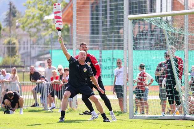 05.08.2026, Deutschland, Grassau, Fußball Bundesliga, Saison 2026 2027, Trainingslager VfB Stuttgart, Torwart-Trainer Kai Rabe, Fabian Bredlow *** August 5, 2026, Germany, Grassau, Bundesliga, 2026–2027 season, VfB Stuttgart training camp, goalkeeper coach Kai Rabe, Fabian Bredlow