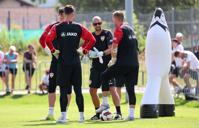 05.08.2026, Deutschland, Grassau, Fußball Bundesliga, Saison 2026 2027, Trainingslager VfB Stuttgart, Torwart-Trainer Steffen Krebs mit Brille *** August 5, 2026, Germany, Grassau, Bundesliga, 2026–2027 season, VfB Stuttgart training camp, goalkeeper coach Steffen Krebs wearing glasses