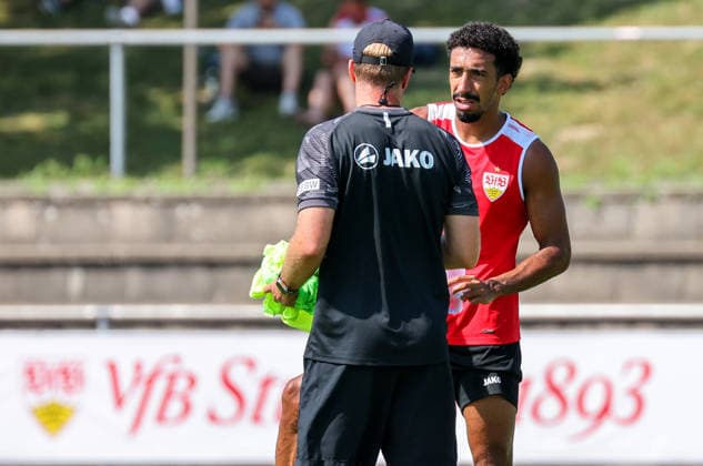 05.08.2026, Deutschland, Grassau, Fußball Bundesliga, Saison 2026 2027, Trainingslager VfB Stuttgart, v.l. VfB Trainer Sebastian Hoeneß, Tiago Tomas *** August 5, 2026, Germany, Grassau, Bundesliga, 2026–2027 season, VfB Stuttgart training camp, from left: VfB coach Sebastian Hoeneß, Tiago Tomas