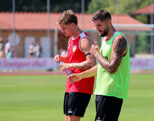 05.08.2026, Deutschland, Grassau, Fußball Bundesliga, Saison 2026 2027, Trainingslager VfB Stuttgart, v.l. Ramon Hendriks, Jeff Chabot *** August 5, 2026, Germany, Grassau, Bundesliga, 2026–2027 season, VfB Stuttgart training camp, from left: Ramon Hendriks, Jeff Chabot