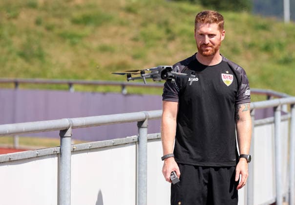 05.08.2026, Deutschland, Grassau, Fußball Bundesliga, Saison 2026 2027, Trainingslager VfB Stuttgart, Marcus Fregin mit Drohe *** August 5, 2026, Germany, Grassau, Bundesliga, 2026–2027 season, VfB Stuttgart training camp, Marcus Fregin with Drohe
