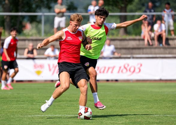 05.08.2026, Deutschland, Grassau, Fußball Bundesliga, Saison 2026 2027, Trainingslager VfB Stuttgart, v.l. Finn Jeltsch, Ertugrul Yigit *** August 5, 2026, Germany, Grassau, Bundesliga, 2026–2027 season, VfB Stuttgart training camp, from left: Finn Jeltsch, Ertugrul Yigit