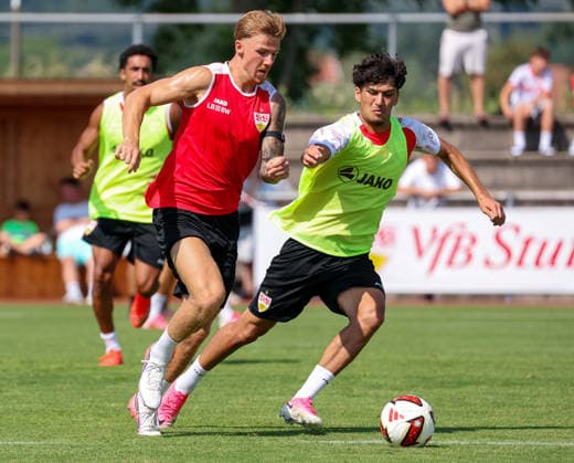 05.08.2026, Deutschland, Grassau, Fußball Bundesliga, Saison 2026 2027, Trainingslager VfB Stuttgart, v.l. Finn Jeltsch, Ertugrul Yigit *** August 5, 2026, Germany, Grassau, Bundesliga, 2026–2027 season, VfB Stuttgart training camp, from left: Finn Jeltsch, Ertugrul Yigit