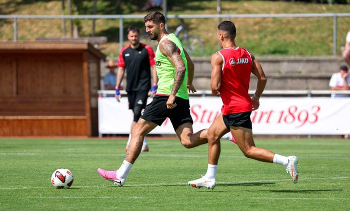 05.08.2026, Deutschland, Grassau, Fußball Bundesliga, Saison 2026 2027, Trainingslager VfB Stuttgart, v.l. Jeff Chabot, Badredine Bouanani *** August 5, 2026, Germany, Grassau, Bundesliga, 2026–2027 season, VfB Stuttgart training camp, from left: Jeff Chabot, Badredine Bouanani