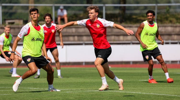 05.08.2026, Deutschland, Grassau, Fußball Bundesliga, Saison 2026 2027, Trainingslager VfB Stuttgart, v.l. Chema, Yanik Spalt, Tiago Tomas *** August 5, 2026, Germany, Grassau, Bundesliga, 2026–2027 season, VfB Stuttgart training camp, from left: Chema, Yanik Spalt, Tiago Tomas