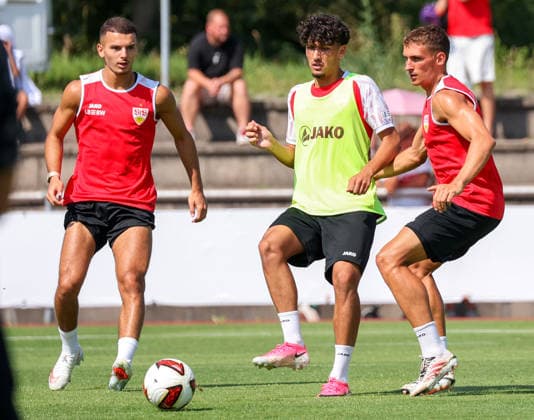 05.08.2026, Deutschland, Grassau, Fußball Bundesliga, Saison 2026 2027, Trainingslager VfB Stuttgart, v.l. Badredine Bouanani, Ertugrul Yigit, Grischa Prömel *** August 5, 2026, Germany, Grassau, Bundesliga, 2026–2027 season, VfB Stuttgart training camp, from left: Badredine Bouanani, Ertugrul Yigit, Grischa Prömel