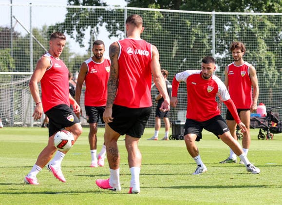 05.08.2026, Deutschland, Grassau, Fußball Bundesliga, Saison 2026 2027, Trainingslager VfB Stuttgart, v.l. Ermedin Demirovic, Josha Vagnoman, Jeff Chabot, Deniz Undav, Leonidas Stergiou *** August 5, 2026, Germany, Grassau, Bundesliga, 2026–2027 season, VfB Stuttgart training camp, from left: Ermedin Demirovic, Josha Vagnoman, Jeff Chabot, Deniz Undav, Leonidas Stergiou