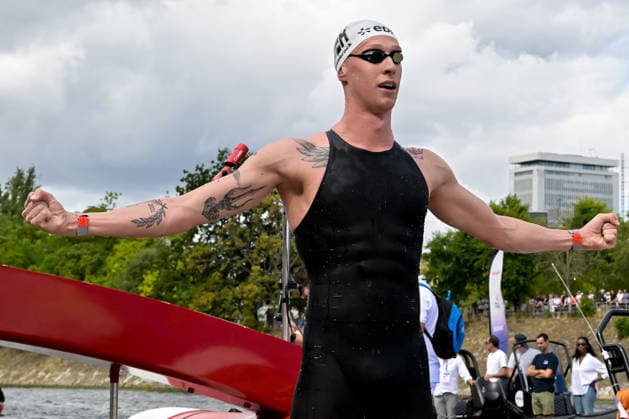 Florian Wellbrock of Germany celebrates after winning the gold medal in the open water swimming 5km Men Final during the European Aquatics Championships at the River Seine in Paris (France), August 5, 2026. Giorgio Scala DBM - Deepbluemedia Insidefoto