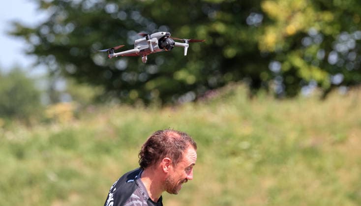 05.08.2026, Deutschland, Grassau, Fußball Bundesliga, Saison 2026 2027, Trainingslager VfB Stuttgart, Matthias Schiffers mit Drohne *** August 5, 2026, Germany, Grassau, Bundesliga, 2026–2027 season, VfB Stuttgart training camp, Matthias Schiffers with a drone