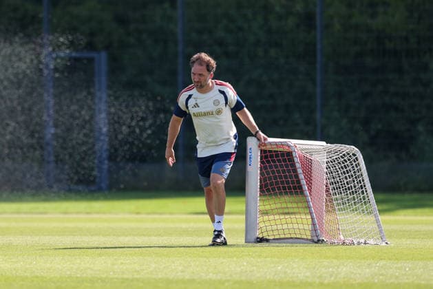 Jose Barcala (FC Bayern Muenchen, Chef-Trainer) zieht Tor, hilft beim Aufbau vor dem Training, GER, FC Bayern Muenchen Frauen Training, Fussball, Google Pixel Frauen-Bundesliga, Saison 2026 2027, 05.08.2026, GER, FC Bayern Muenchen Frauen Training, Fussball, Google Pixel Frauen-Bundesliga, Saison 2026 2027, 05.08.2026 Muenchen *** Jose Barcala, Head Coach of FC Bayern Munich, scores a goal and helps set up the field before practice, GER, FC Bayern Munich Women s Practice, Soccer, Google Pixel Women s Bundesliga, 2026–2027 Season, August 5, 2026, GER, FC Bayern Munich Women’s Training, Soccer, Google Pixel Women’s Bundesliga, 2026–2027 Season, August 5, 2026, Munich Copyright: xEibner-Pressefoto JennixMaulx EP_JML
