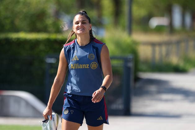 Jovana Damnjanovic (FC Bayern Muenchen, 09) lacht vor dem Training, GER, FC Bayern Muenchen Frauen Training, Fussball, Google Pixel Frauen-Bundesliga, Saison 2026 2027, 05.08.2026, GER, FC Bayern Muenchen Frauen Training, Fussball, Google Pixel Frauen-Bundesliga, Saison 2026 2027, 05.08.2026 Muenchen *** Jovana Damnjanovic, FC Bayern Munich, 09, laughing before practice, GER, FC Bayern Munich Women s Practice, Soccer, Google Pixel Women s Bundesliga, 2026–2027 Season, August 5, 2026, GER, FC Bayern Munich Women s Training, Soccer, Google Pixel Women s Bundesliga, 2026–2027 Season, August 5, 2026, Munich Copyright: xEibner-Pressefoto JennixMaulx EP_JML