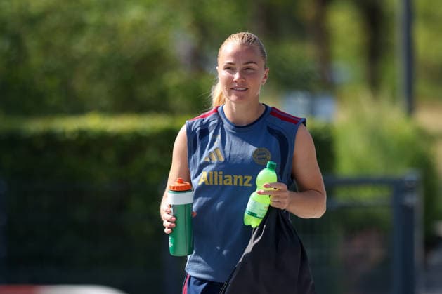 Glodis Perla Viggosdottir (FC Bayern Muenchen, 04) vor dem Training, GER, FC Bayern Muenchen Frauen Training, Fussball, Google Pixel Frauen-Bundesliga, Saison 2026 2027, 05.08.2026, GER, FC Bayern Muenchen Frauen Training, Fussball, Google Pixel Frauen-Bundesliga, Saison 2026 2027, 05.08.2026 Muenchen *** Glodis Perla Viggosdottir, FC Bayern Munich, August 4, before training, GER, FC Bayern Munich Women s Training, Soccer, Google Pixel Women s Bundesliga, 2026–2027 Season, August 5, 2026, GER, FC Bayern Munich Women s Training, Soccer, Google Pixel Women s Bundesliga, 2026–2027 Season, August 5, 2026, Munich Copyright: xEibner-Pressefoto JennixMaulx EP_JML