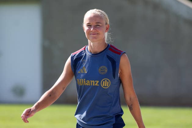 Pernille Harder (FC Bayern Muenchen, 21) lacht vor dem Training, GER, FC Bayern Muenchen Frauen Training, Fussball, Google Pixel Frauen-Bundesliga, Saison 2026 2027, 05.08.2026, GER, FC Bayern Muenchen Frauen Training, Fussball, Google Pixel Frauen-Bundesliga, Saison 2026 2027, 05.08.2026 Muenchen *** Pernille Harder, FC Bayern Munich, 21, laughs before practice, GER, FC Bayern Munich Women s Practice, Soccer, Google Pixel Women s Bundesliga, 2026–2027 Season, August 5, 2026, GER, FC Bayern Munich Women s Training, Soccer, Google Pixel Women s Bundesliga, 2026–2027 Season, August 5, 2026, Munich Copyright: xEibner-Pressefoto JennixMaulx EP_JML