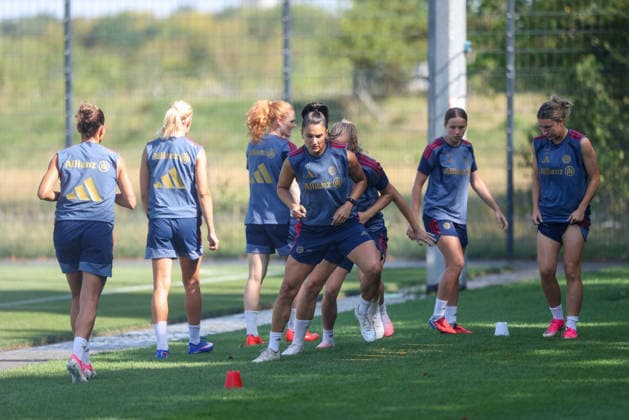 Die Spielerinnen beim Training, mit Jovana Damnjanovic (FC Bayern Muenchen, 09), GER, FC Bayern Muenchen Frauen Training, Fussball, Google Pixel Frauen-Bundesliga, Saison 2026 2027, 05.08.2026, GER, FC Bayern Muenchen Frauen Training, Fussball, Google Pixel Frauen-Bundesliga, Saison 2026 2027, 05.08.2026 Muenchen *** The players at practice, with Jovana Damnjanovic, FC Bayern Munich, 09, GER, FC Bayern Munich Women s Practice, Soccer, Google Pixel Women s Bundesliga, 2026–2027 Season, August 5, 2026, GER, FC Bayern Munich Women s Training, Soccer, Google Pixel Women s Bundesliga, 2026–2027 Season, August 5, 2026, Munich Copyright: xEibner-Pressefoto JennixMaulx EP_JML