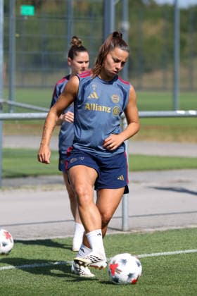 Lena Oberdorf (FC Bayern Muenchen, 08) mit Ball, GER, FC Bayern Muenchen Frauen Training, Fussball, Google Pixel Frauen-Bundesliga, Saison 2026 2027, 05.08.2026, GER, FC Bayern Muenchen Frauen Training, Fussball, Google Pixel Frauen-Bundesliga, Saison 2026 2027, 05.08.2026 Muenchen *** Lena Oberdorf, FC Bayern Munich, age 8 with a ball, GER, FC Bayern Munich Women s Training, Soccer, Google Pixel Women s Bundesliga, 2026–2027 Season, August 5, 2026, GER, FC Bayern Munich Women s Training, Soccer, Google Pixel Women s Bundesliga, 2026–2027 Season, August 5, 2026, Munich Copyright: xEibner-Pressefoto JennixMaulx EP_JML