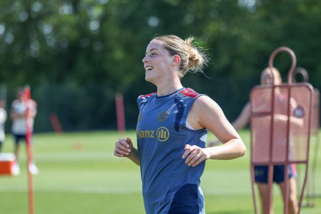Alara Sehitler (FC Bayern Muenchen, 14) lacht, GER, FC Bayern Muenchen Frauen Training, Fussball, Google Pixel Frauen-Bundesliga, Saison 2026 2027, 05.08.2026, GER, FC Bayern Muenchen Frauen Training, Fussball, Google Pixel Frauen-Bundesliga, Saison 2026 2027, 05.08.2026 Muenchen *** Alara Sehitler, FC Bayern Munich, 14, laughing, GER, FC Bayern Munich Women s Training, Soccer, Google Pixel Women s Bundesliga, 2026–2027 Season, August 5, 2026, GER, FC Bayern Munich Women s Training, Soccer, Google Pixel Women s Bundesliga, 2026–2027 Season, August 5, 2026, Munich Copyright: xEibner-Pressefoto JennixMaulx EP_JML