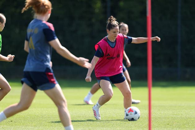 Sarah Zadrazil (FC Bayern Muenchen, 25) mit Ball im Trainingsspiel, GER, FC Bayern Muenchen Frauen Training, Fussball, Google Pixel Frauen-Bundesliga, Saison 2026 2027, 05.08.2026, GER, FC Bayern Muenchen Frauen Training, Fussball, Google Pixel Frauen-Bundesliga, Saison 2026 2027, 05.08.2026 Muenchen *** Sarah Zadrazil, FC Bayern Munich, age 25, with the ball during a practice match, GER, FC Bayern Munich Women s Training, Soccer, Google Pixel Women s Bundesliga, 2026–2027 Season, August 5, 2026, GER, FC Bayern Munich Women’s Training, Soccer, Google Pixel Women’s Bundesliga, 2026–2027 Season, August 5, 2026, Munich Copyright: xEibner-Pressefoto JennixMaulx EP_JML