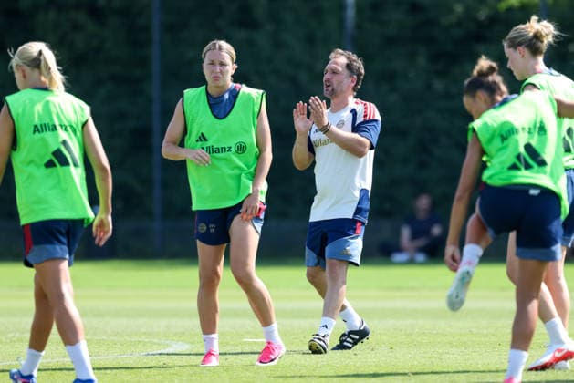 Jose Barcala (FC Bayern Muenchen, Chef-Trainer), mit Barbara Dunst (FC Bayern Muenchen, 28), GER, FC Bayern Muenchen Frauen Training, Fussball, Google Pixel Frauen-Bundesliga, Saison 2026 2027, 05.08.2026, GER, FC Bayern Muenchen Frauen Training, Fussball, Google Pixel Frauen-Bundesliga, Saison 2026 2027, 05.08.2026 Muenchen *** Jose Barcala, FC Bayern Munich, Head Coach, with Barbara Dunst, FC Bayern Munich, 28, GER, FC Bayern Munich Women s Training, Soccer, Google Pixel Women s Bundesliga, 2026–2027 Season, August 5, 2026, GER, FC Bayern Munich Women’s Training, Soccer, Google Pixel Women’s Bundesliga, 2026–2027 Season, August 5, 2026, Munich Copyright: xEibner-Pressefoto JennixMaulx EP_JML