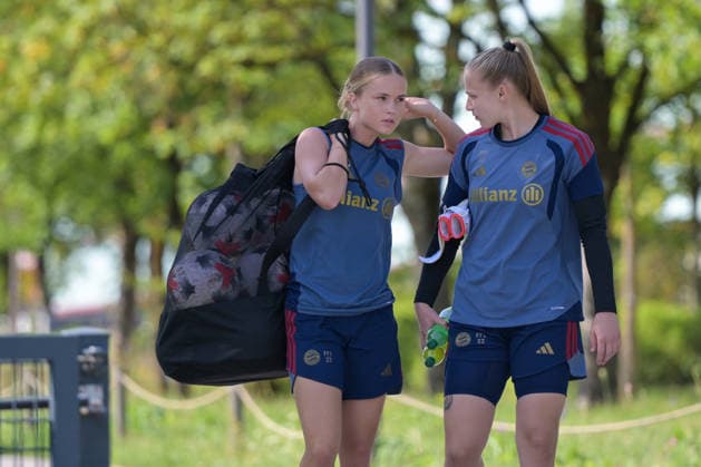 05.08.2026, München, Deutschland. Google Pixel Frauen-Bundesliga: Die FC Bayern Frauen absolvieren auf dem FC Bayern Campus eine Trainingseinheit zur Vorbereitung auf das Testspiel gegen Paris FC. Sophie Proost (FC Bayern Frauen), Regina van Eijk (FC Bayern Frauen) *** August 5, 2026, Munich, Germany Google Pixel Women s Bundesliga The FC Bayern Women s team holds a training session at the FC Bayern Campus in preparation for their friendly match against Paris FC Sophie Proost, FC Bayern Women s team; Regina van Eijk, FC Bayern Women s team