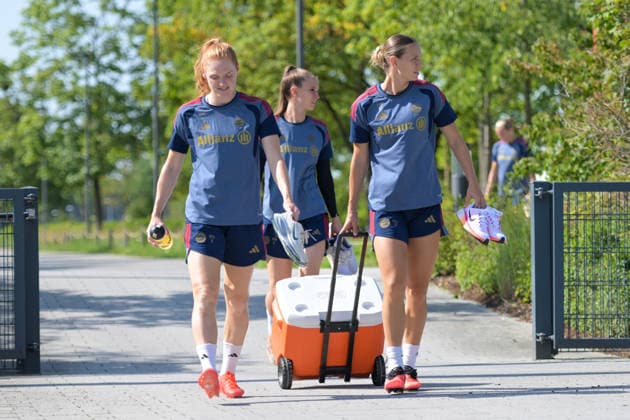 05.08.2026, München, Deutschland. Google Pixel Frauen-Bundesliga: Die FC Bayern Frauen absolvieren auf dem FC Bayern Campus eine Trainingseinheit zur Vorbereitung auf das Testspiel gegen Paris FC. Stine Ballisager (FC Bayern Frauen), Klara Bühl (FC Bayern Frauen) *** August 5, 2026, Munich, Germany Google Pixel Women s Bundesliga The FC Bayern Women s team holds a training session at the FC Bayern Campus in preparation for their friendly match against Paris FC Stine Ballisager, FC Bayern Women s team; Klara Bühl, FC Bayern Women s team