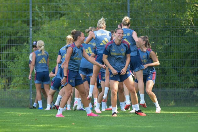 05.08.2026, München, Deutschland. Google Pixel Frauen-Bundesliga: Die FC Bayern Frauen absolvieren auf dem FC Bayern Campus eine Trainingseinheit zur Vorbereitung auf das Testspiel gegen Paris FC. Arianna Caruso (FC Bayern Frauen), Klara Bühl (FC Bayern Frauen) *** August 5, 2026, Munich, Germany Google Pixel Women s Bundesliga The FC Bayern Women s team holds a training session at the FC Bayern Campus in preparation for their friendly match against Paris FC Arianna Caruso, FC Bayern Women s team; Klara Bühl, FC Bayern Women s team