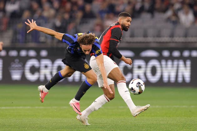 SOCCER AC MILAN INTER, Francesco Pio Esposito of Inter Milan and Ruben Loftus-Cheek of AC Milan compete for the ball during the AC Milan vs Inter Milan soccer exhibition match at Optus Stadium in Perth, Wednesday, August 5, 2026. ( NO ARCHIVING PERTH WESTERN AUSTRALIA AUSTRALIA  Copyright: xRICHARDxWAINWRIGHTx 20260805127144418956
