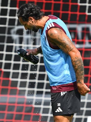 05.08.2026 - Fussball - 2. Fussball - Bundesliga - Saison 2026 2027 - 1. FC Nürnberg Nuernberg FCN ( Club ) - Training - Sportfoto Zink - xwoxzix - Adriano Grimaldi (39, 1. FC Nürnberg FCN ) erfrischt sich *** August 5, 2026 Soccer 2 Bundesliga 2026–2027 Season 1. FC Nürnberg Nuremberg FCN Club Training Sports Photo Zink xwoxzix Adriano Grimaldi 39, 1. FC Nürnberg FCN Refreshes Itself