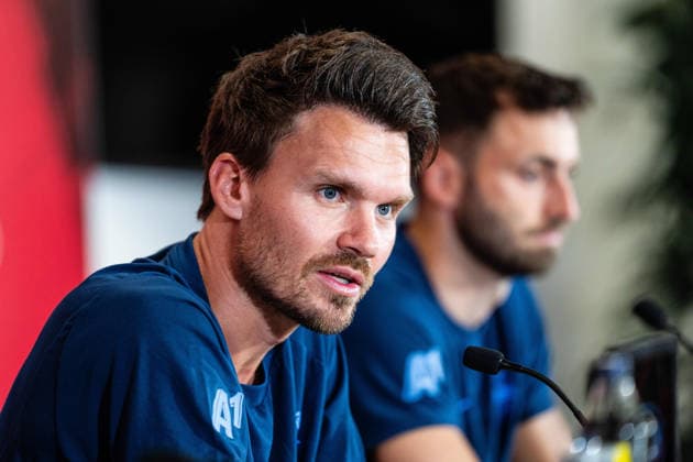 SOCCER - UEFA EL, RBS vs Pafos SALZBURG,AUSTRIA,05.AUG.26 - SOCCER - UEFA Europa League, qualification, Red Bull Salzburg vs Pafos FC, preview, press conference, PK, Pressekonferenz RBS. Image shows head coach Danny Roehl (RBS) and Dominik Schmid (RBS).  GEPAxpictures xJulioxArellano